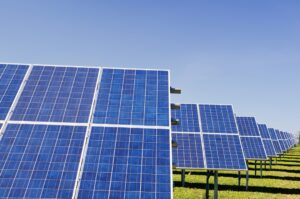 Energii regenerabile în grădină – panouri solare mici șI pompe de apă