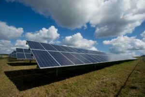 Energii regenerabile în grădină – panouri solare mici șI pompe de apă