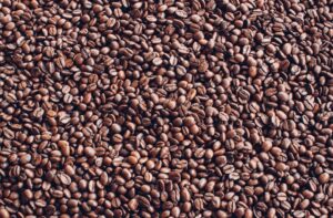 Cum să folosești cafeaua în grădină – 5 beneficii surprinzătoare