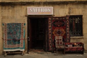 Cum folosești covoarele pentru a defini și decora spațiul