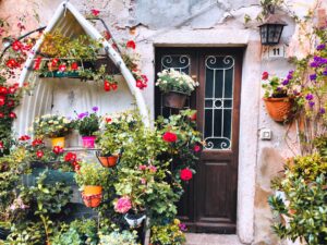 Cum să amenajezi o grădină romantică – sfaturi și idei practice