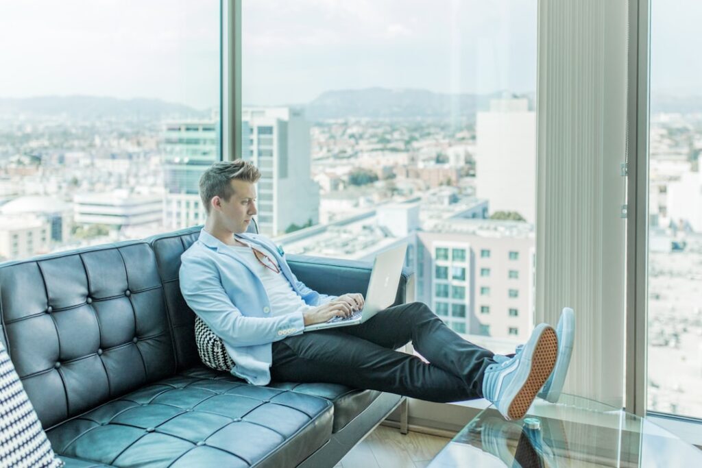 Cele mai bune platforme pentru comenzi online de mobilier