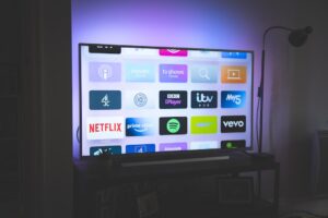 Cum folosești dispozitive inteligente pentru o experiență home cinema perfectă