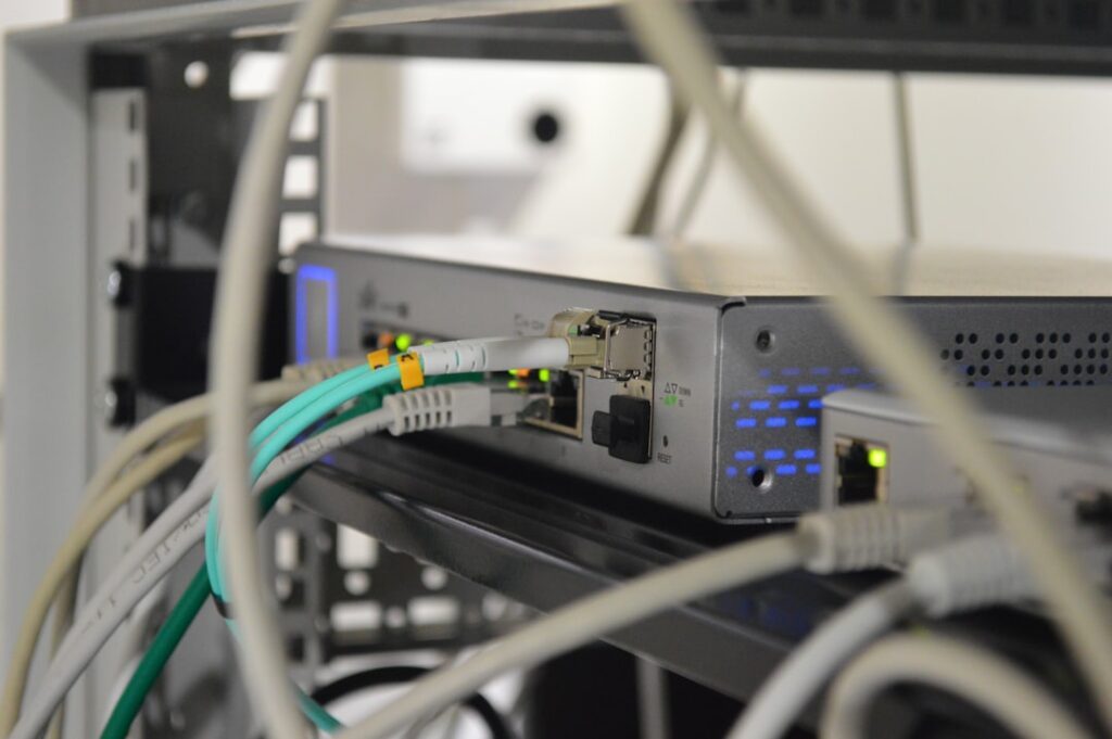 Cablul sau Wi-Fi: Care e cea mai bună opțiune pentru internetul acasă?